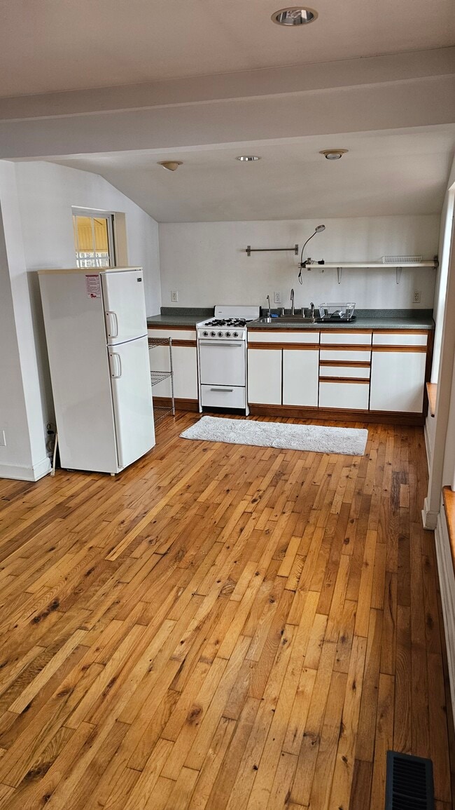 Building Photo - 100 Fox Run Ln