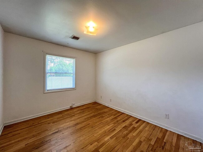 Building Photo - 3631 Forest Glen Dr