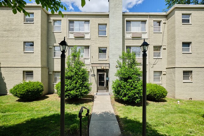 Building Photo - 2832 Hartford St SE