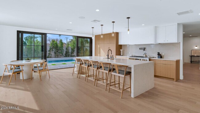 Building Photo - 6039 E Calle Camelia