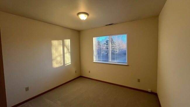 Building Photo - Charming Townhome Centrally Located