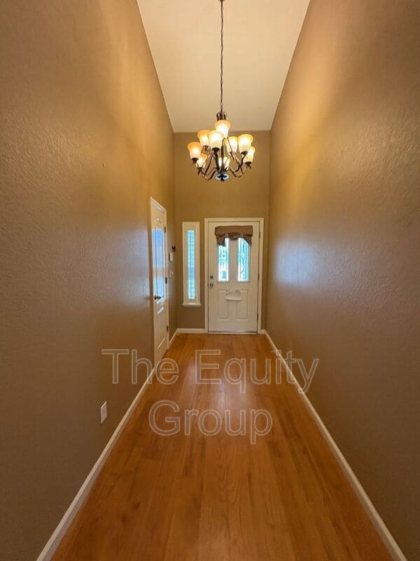 Building Photo - 6226 W Oak Ave