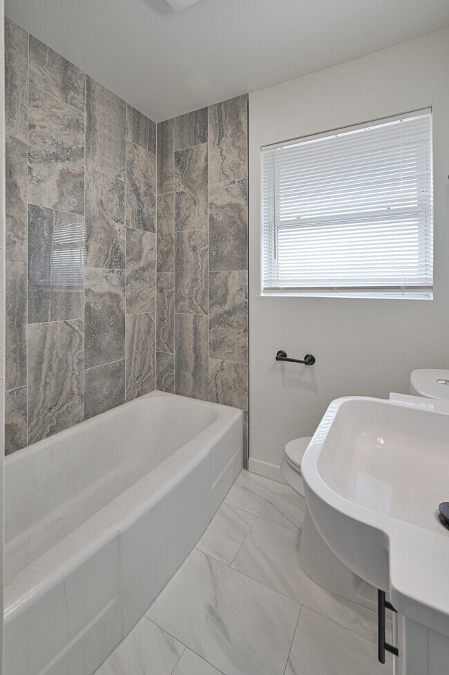 Building Photo - 6104 S Villa Ave