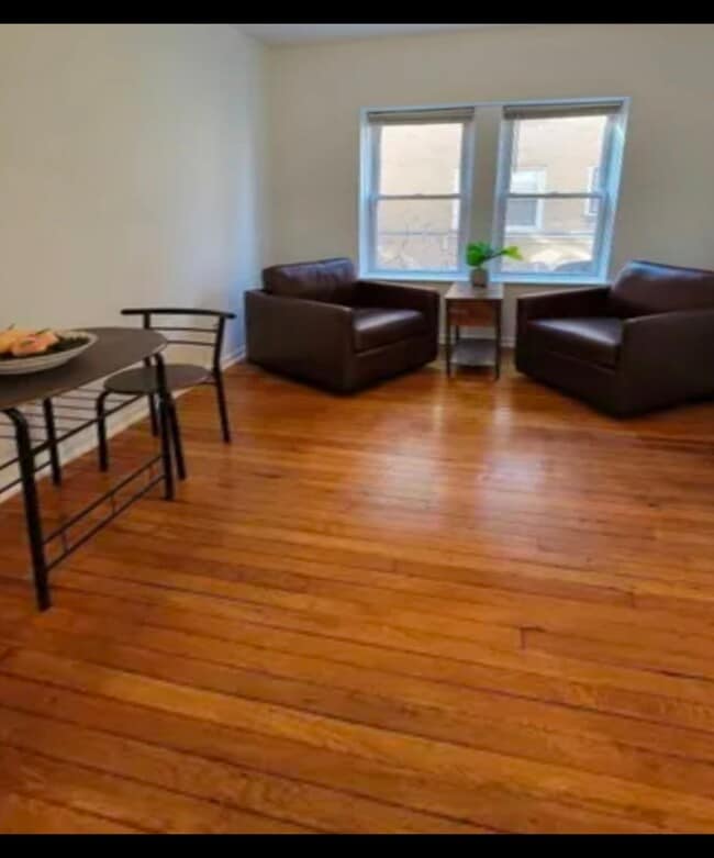 Building Photo - 681 W Wrightwood Ave