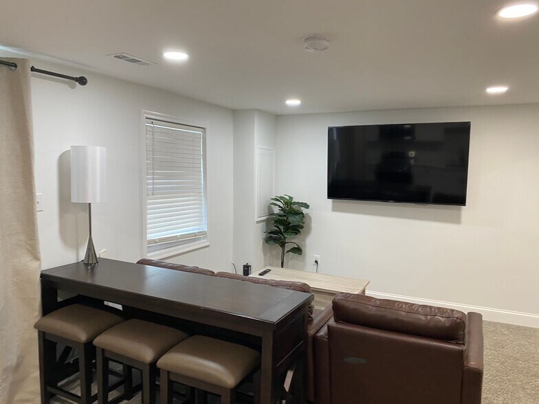 Building Photo - 7416 Rhondda Dr