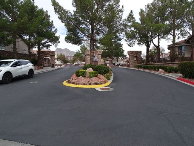 Building Photo - Beautiful One Story 2 Bedroom Townhome Wit...