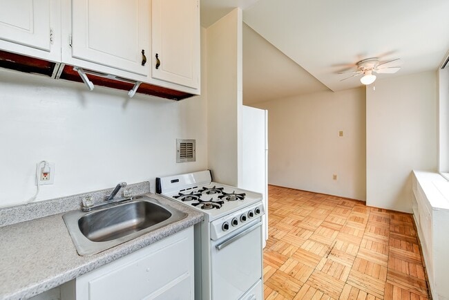 Building Photo - Charming & Bright Junior One Bedroom at Ri...