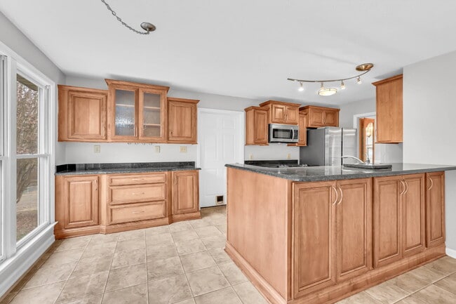 Building Photo - Spacious 3 Bedroom and 2.5 Bathroom