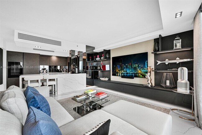 Building Photo - 1000 South Pointe Dr