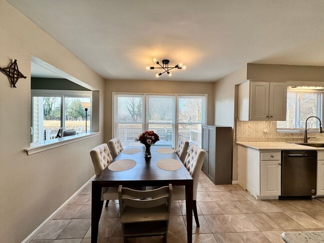 Building Photo - A Fabulous Home w/Water & Golf Course Views Available 05-04-26! Fenced Yard & Dog-Friendly!