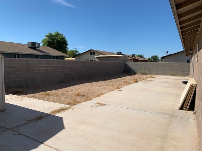 Building Photo - 3 BEDROOM HOME!