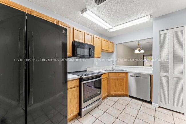 Building Photo - Beautiful 2-Bedroom Townhome with Pond Views