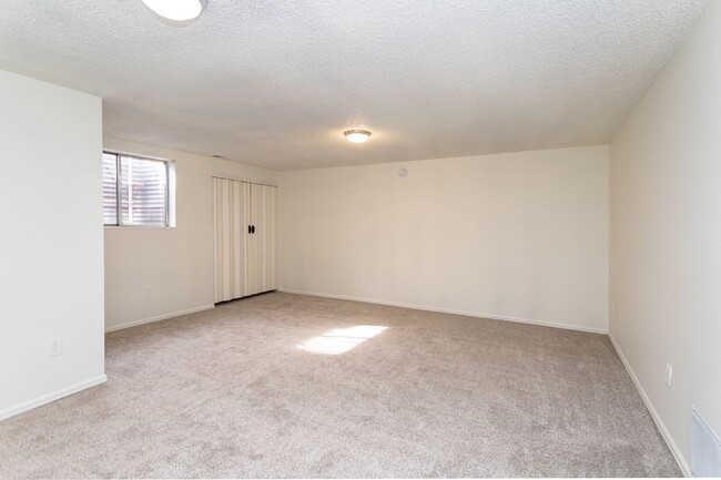 Building Photo - Beautifully Maintained Townhome with Fantastic Amenities