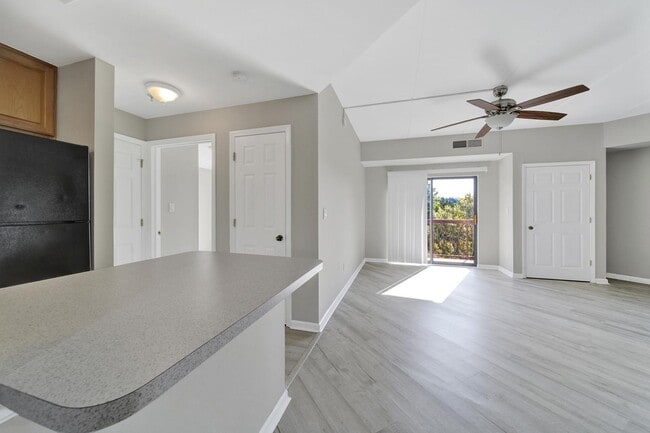 Building Photo - Lovely Two Bed Two Full Bath Condo in Fort...