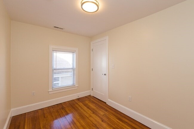 Building Photo - 9-11 Rock Valley Ave