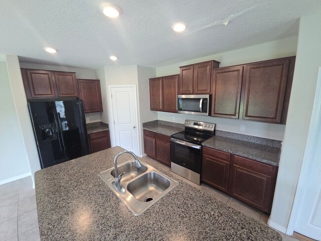Building Photo - Gorgeous 4-Bedroom, 2.5-Bathroom Home in R...