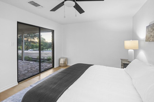 Building Photo - 113 W Bluebonnet Rd