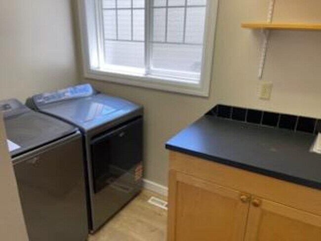Building Photo - North Gig Harbor 3 bed 2.5 bath ~2,600sqft