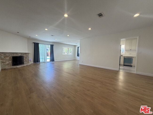 Building Photo - 6223 Enfield Ave