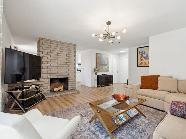 Building Photo - Fully Furnished 3 Bedroom 2 Bath - Single ...