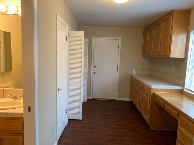 Building Photo - 8409 Tamworth St - SW - Beautiful 3 + Offi...