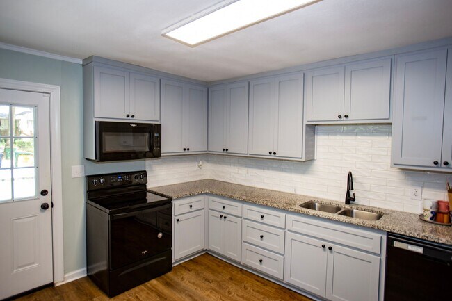 Building Photo - 230 Habersham Way
