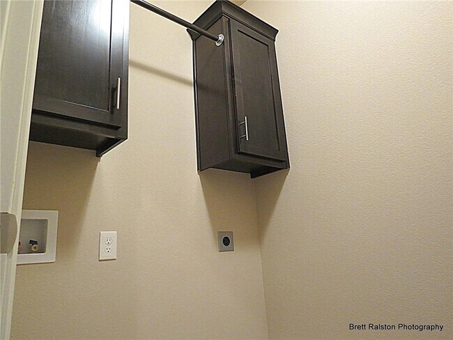 Building Photo - 6615 W Valley View Rd