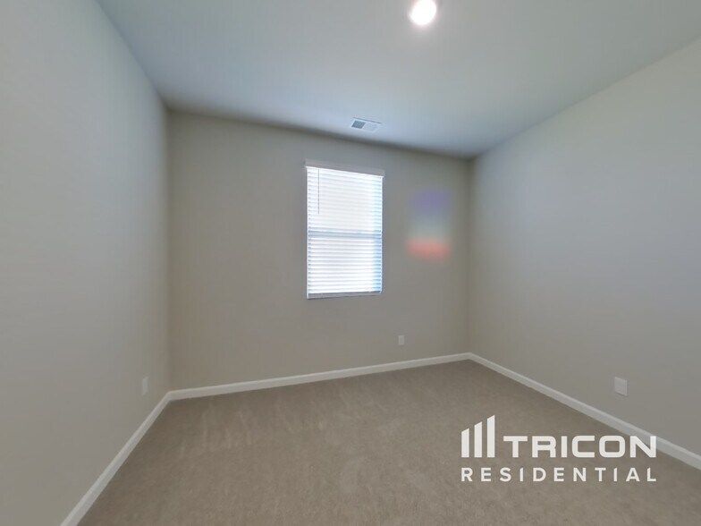 Building Photo - 2028 Tate Farm Ln