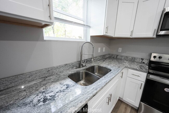 Building Photo - "Charming 3-Bed, 2-Bath Duplex with Granit...