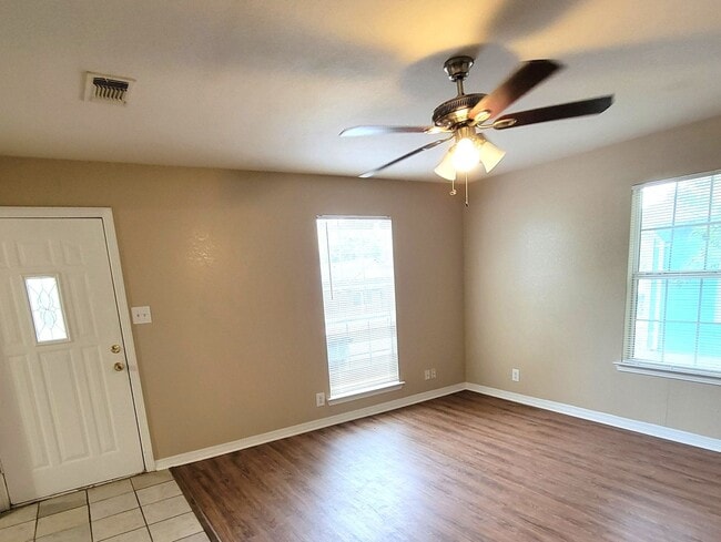 Building Photo - 3-bedroom home!