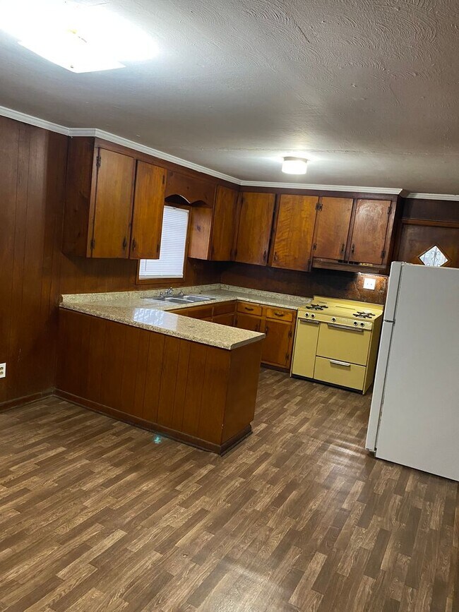 Building Photo - 3 Bed 2 Bath Brick House