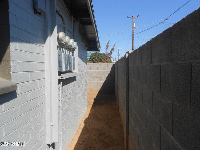 Building Photo - 1623 E Pinchot Ave