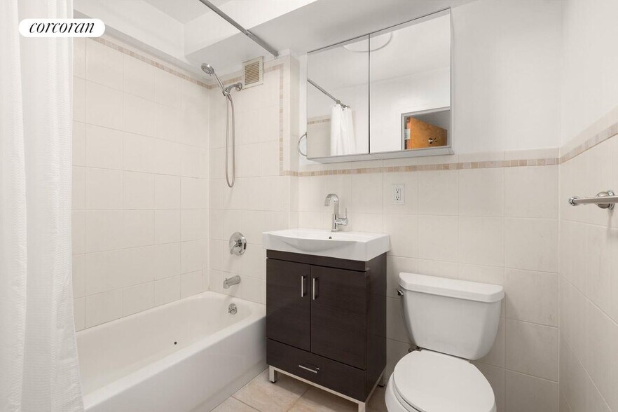 Building Photo - 360 W 28th St