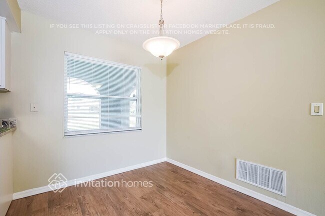 Building Photo - 204 N Alderwood St