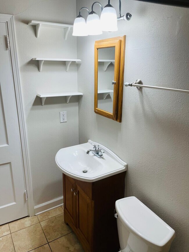 Building Photo - Quiet and provate location near TMH