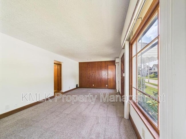 Building Photo - 975 Glenwood St NE