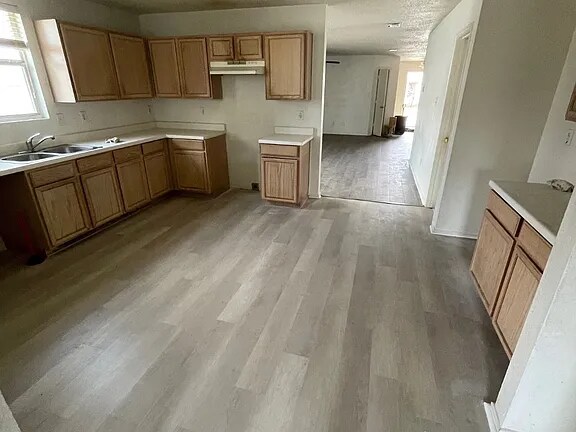 Building Photo - 900 Rose Crystal Way