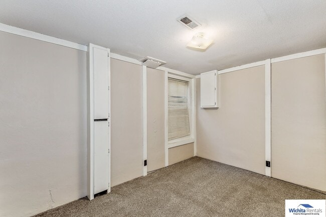 Building Photo - Showings starting 01/09!