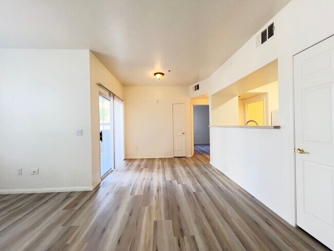 Building Photo - Sweet condo on the first leve