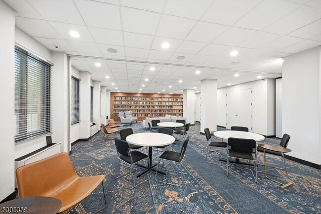 Building Photo - 300 Winston Dr