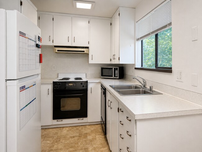 Building Photo - Beautiful Split-Level Home with Fireplace, Deck, Garage, and EV Charger
