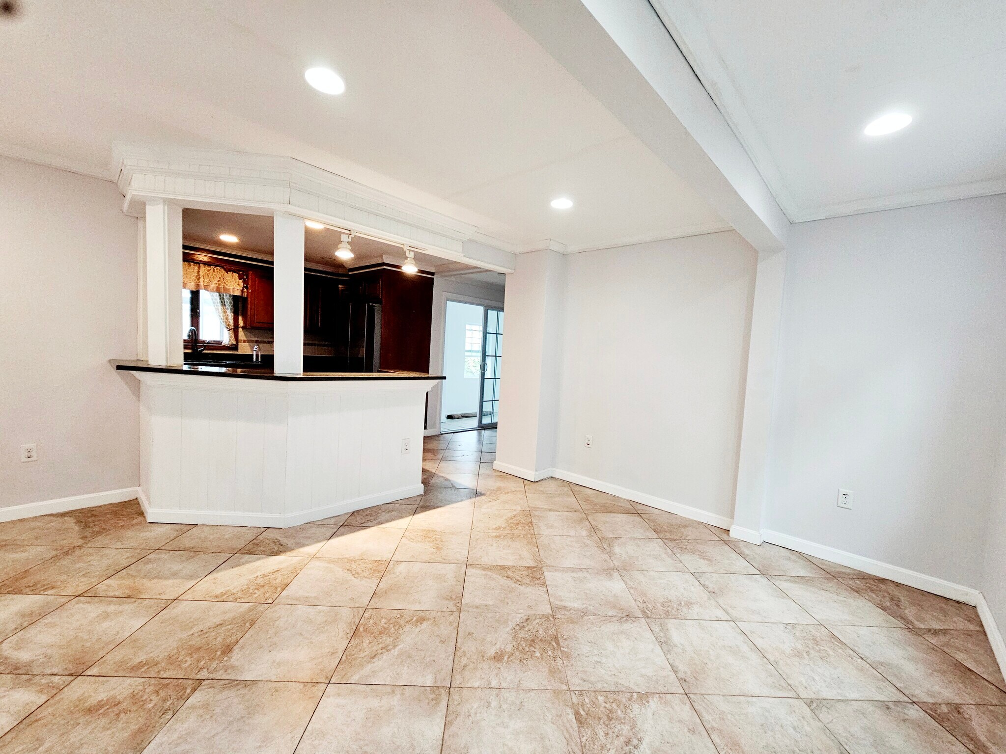 Building Photo - 158 Baker St