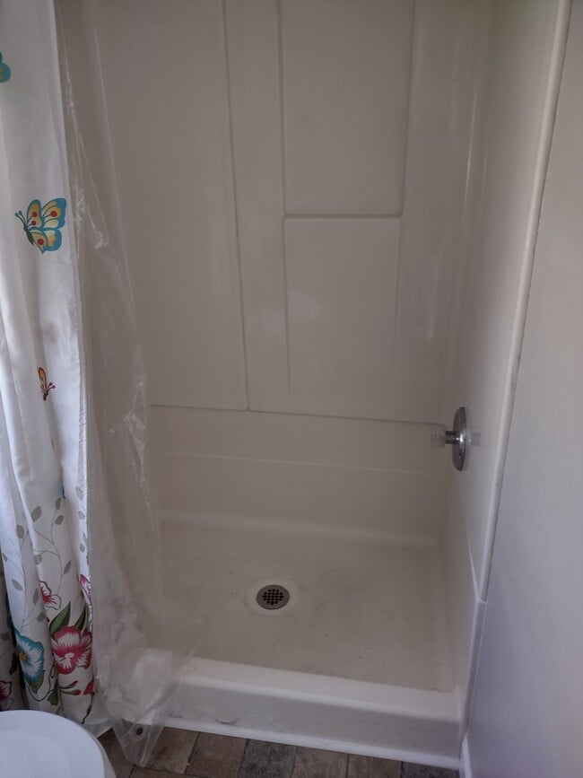 STEP IN SHOWER - 7402 Demure Ln
