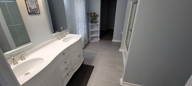 Building Photo - 10938 Parker Dr