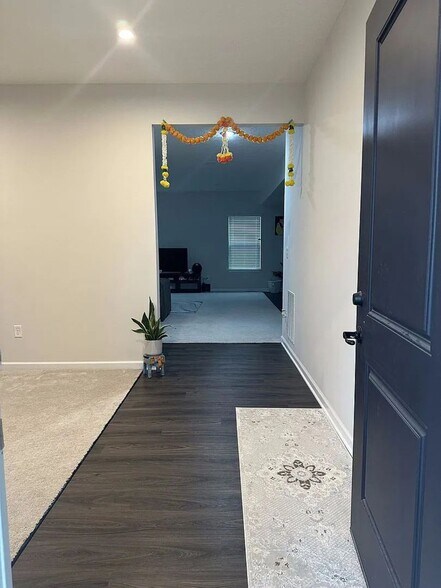 Building Photo - 452 Steeplechase St