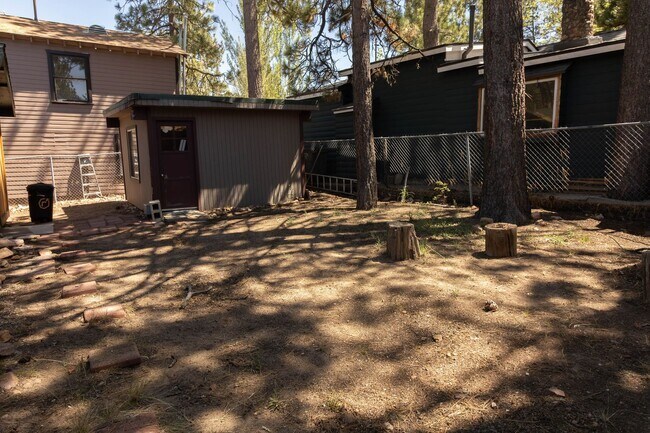 Building Photo - Comfy Getaway on Temple Ln.