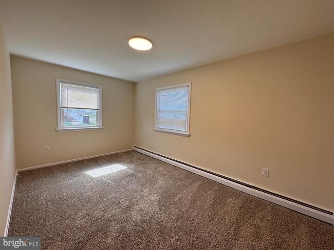 Building Photo - 1212 W King Rd