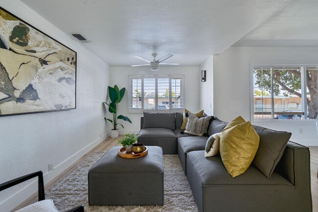 Building Photo - 424 Stanford Ave