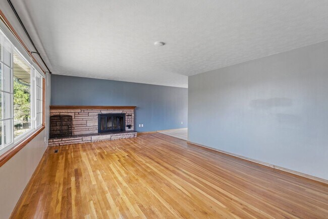Building Photo - 6520 N Sutherlin St