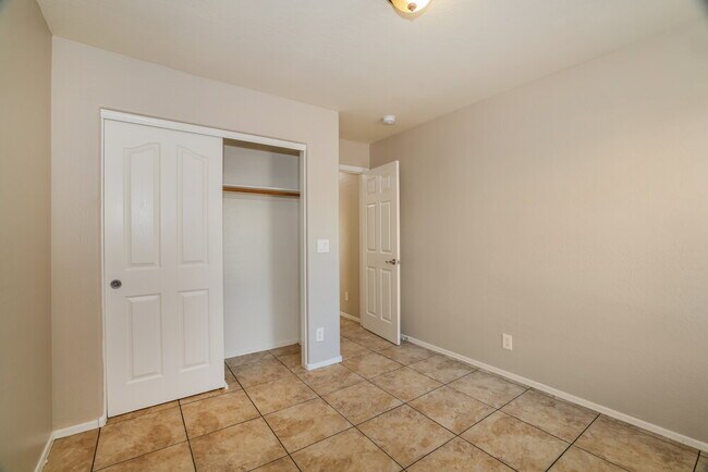 Building Photo - 2904 W Sunland Ave